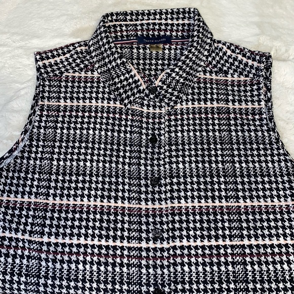 3/$30 Mix and match sleeveless button down top - Picture 3 of 4